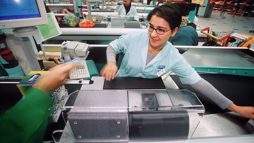 Kassiererin beim einkassieren in der modernen Coop Filiale in Affoltern am Albis, 3. November 2000, Affoltern am Albis, Schweiz. (KEYSTONE/Martin Ruetschi) : Dia]