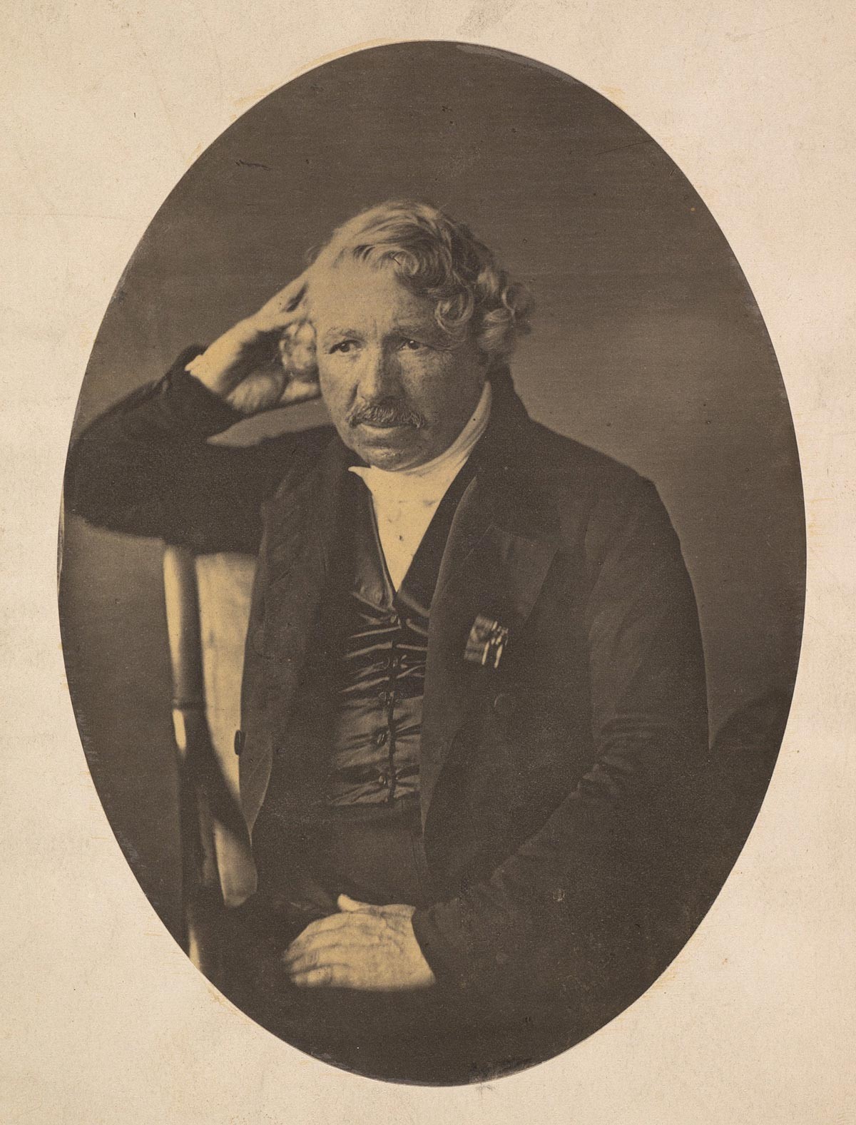 Louis Daguerre, photographié vers 1860.
https://commons.wikimedia.org/wiki/File:Louis-Jacques-Mand%C3%A9_Daguerre_MET_DP279316.jpg