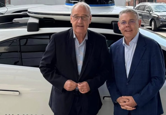 Guy Parmelin und Franz Grüter mit Waymo-Auto