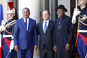 François Hollande (Mitte) posiert mit&nbsp;Niger's Präsident Mahamadou Issoufou (L), und Nigerias Präsident Goodluck Jonathan (R) anlässlich des Sicherheitsgipfels in Paris am 17. Mai 2014.