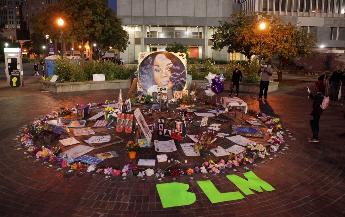 epa08692605 Protestors gather around the Breonna Tayler memorial in Jefferson Square Park after being told disperse by police, in Louisville, Kentucky, USA, 23 September 2020. Crowds of protestors had ...