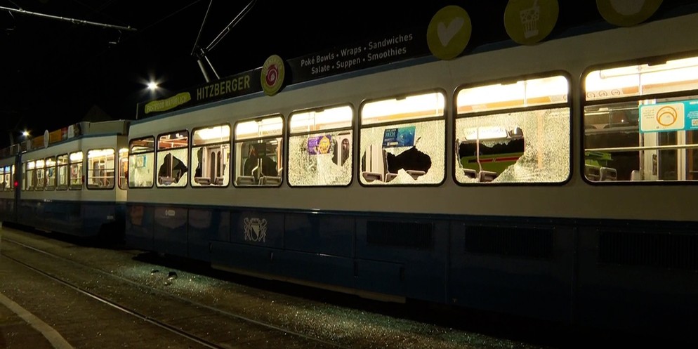 Am Abend vor dem Stadtzürcher Derby gerieten in Schwamendingen Fussball-Chaoten aneinander. Laut einem Anwohner handelte es sich um GC- und FCZ-Anhänger. TeleZüri-Reporter vor Ort berichten von mehrer ...