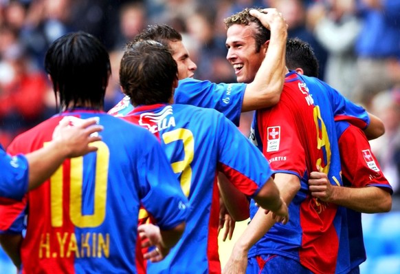 Die Basler Hakan Yakin, Julio Hernan Rossi, Benjamin Huggel und Torschuetze Marco Streller, von links nach rechts, jubeln nach dem Treffer zum 2:0 am Sonntag, 28. September 2003, im Super League Spiel ...
