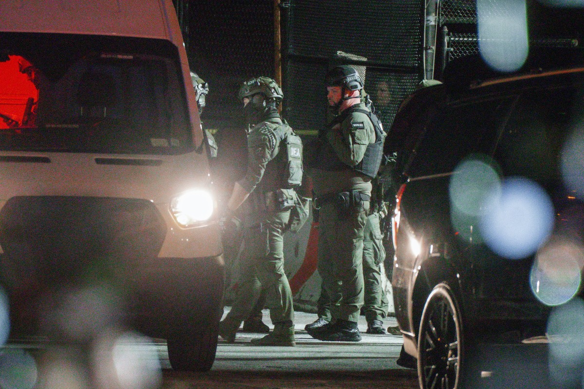 epa12624525 DEA agents are seen in front and inside of a van supposedly transporting Venezuelan President Nicolás Maduro in New York, New York, USA, 03 January 2026. EPA/Olga Fedorova