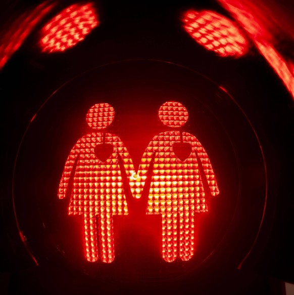 Wien, �sterreich. 6. Dezember 2023. Rotes lesbisches Ampelfrauen-P�rchen im Abschnitt Eine wachsende Stadt: Geschichten der Gegenwart im neu wiederer�ffneten Wien Museum, Ausstellung Wien. Meine Gesch ...