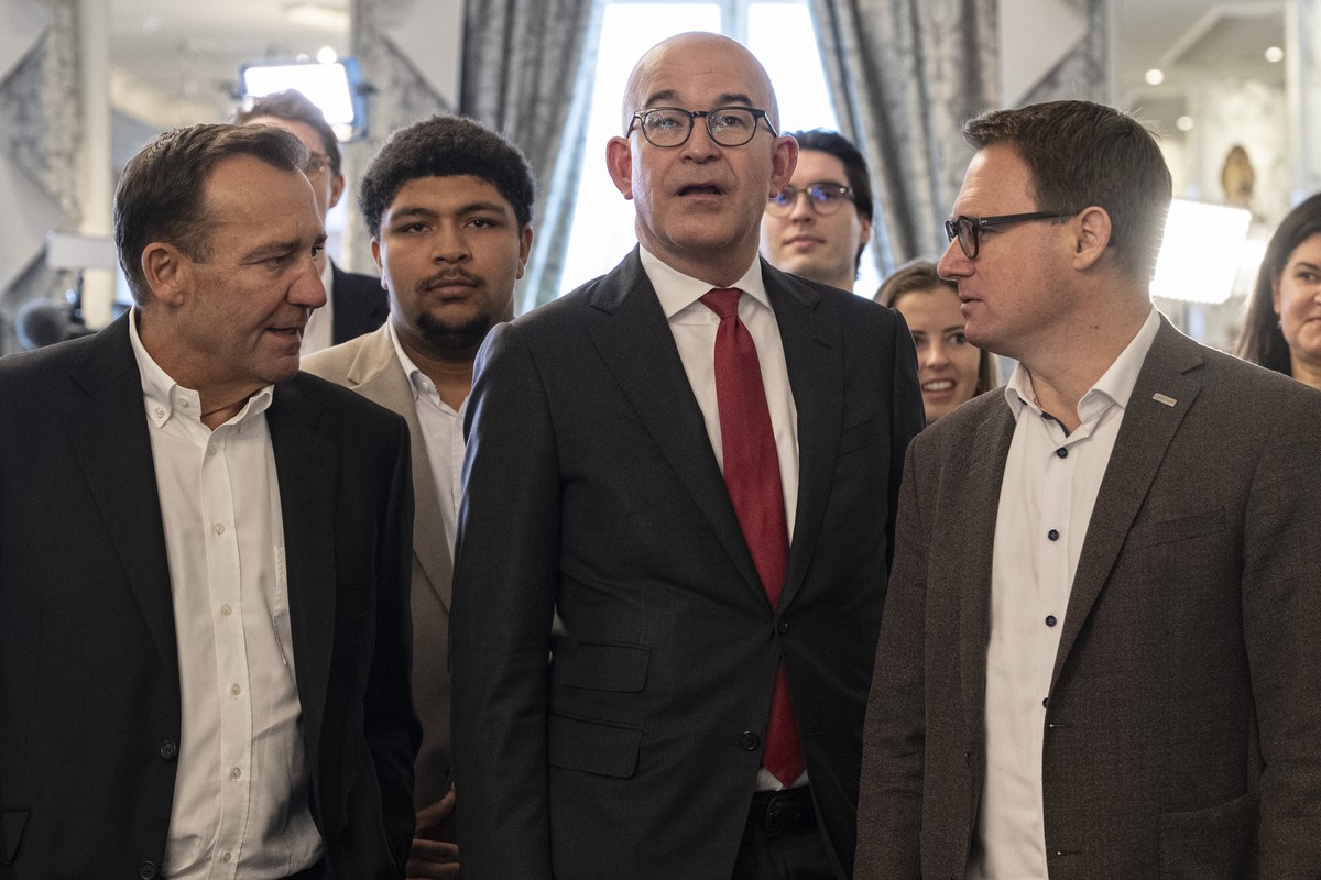 Thomas Matter, Nationalrat SVP-ZH, Angel Okaside, Komitee, Gregor Rutz, Nationalrat SVP-ZH, und Urs Furrer, Direktor Schweizerischer Gewerbeverband sgv, von links, verfolgen den ersten Trend im Abstim ...