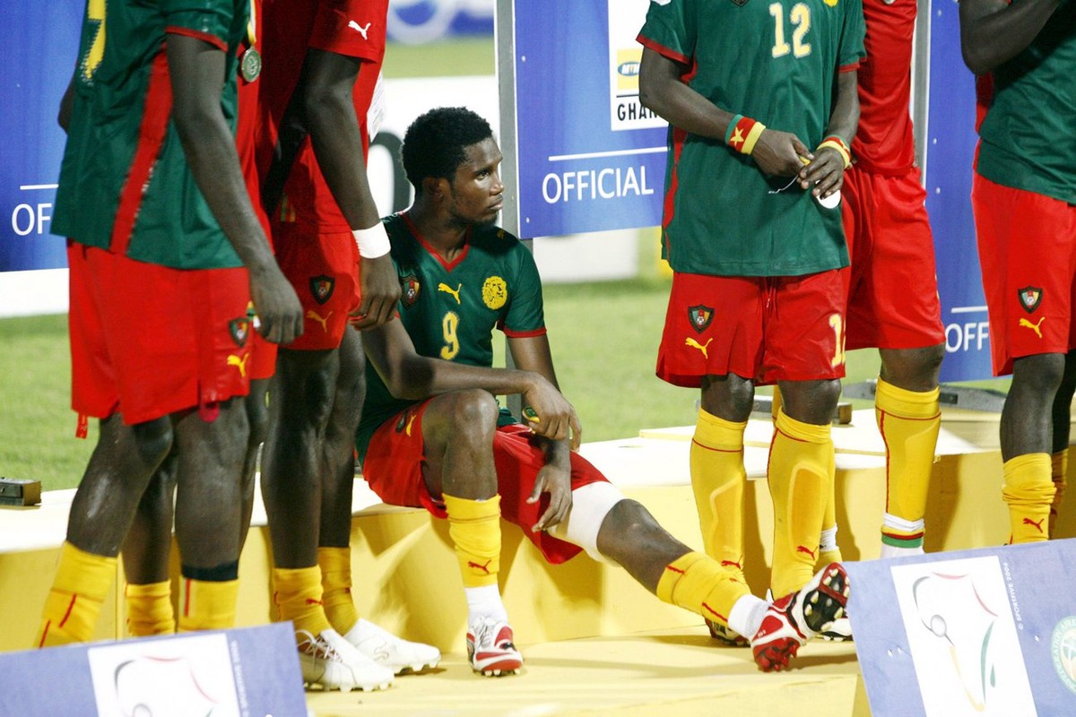 epa01251348 Cameroon's Samuel Eto'o (C) sits quietly on his own after Egypt beat Cameroon 1-0 and thus when on to win the Africa Nations Cup played in Accra, Ghana, 10 February 2008. EPA/KIM ...