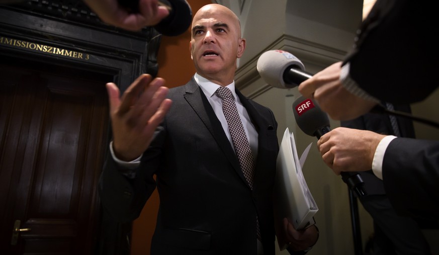 Bundesrat Alain Berset spricht mit Journalisten waehrend einer Sitzung zwischen Bundesrat Alain Berset und der Verwaltungsdelegation zum Entscheid ueber die Absage der Fruehlingssession der Eidgenoess ...