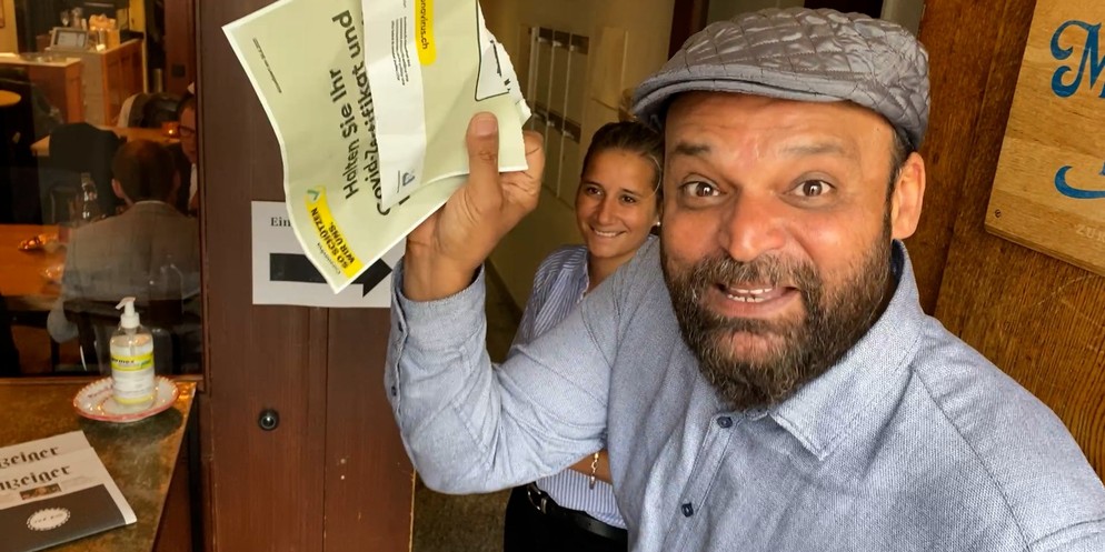 Auf diesen Moment hat Baba Godil lange gewartet. Auch im Restaurant Münsterhöfli können die ungeliebten Plakate zur Zertifikats- und Maskenpflicht endlich entfernt werden. Jetzt darf der Grillmeister  ...