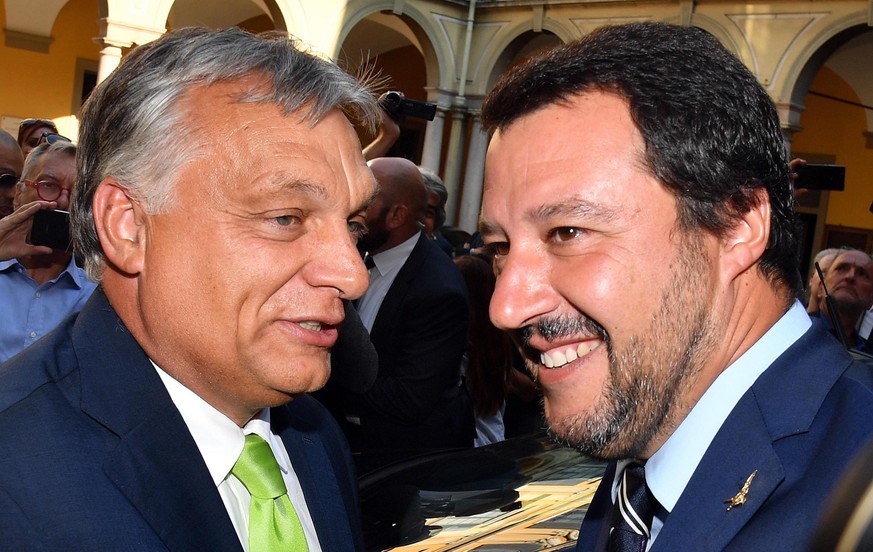 epa06978989 Italian Interior Minister Matteo Salvini (R) with Hungarian Prime Minister, Viktor Orban (L), during their meeting at the Prefecture of Milan, Italy, 28 August 2018. EPA/DANIEL DAL ZENNARO