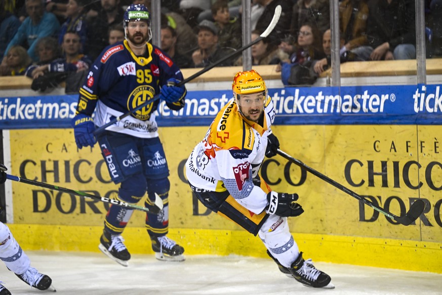 Der Zuger PostFinance Top Scorer Jan Kovar (CZE) und Matchwinner, rechts sowie der Davoser Torschuetze Thomas Wellinger, links in Spiel 4 des Playoff 1/2 Final Eishockeyspiels der National League beim ...