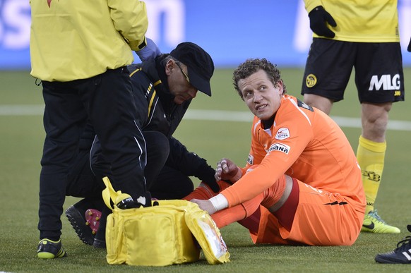 Der verletzte Berner Goalie Marco Woelfli sitzt am Boden in der Arena in Thun.&nbsp;