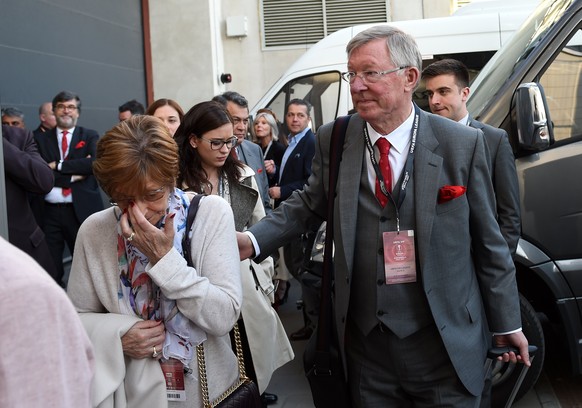 epa05987024 Former Manchester United manager Sir Alex Ferguson and his wife Cathy arrive to the stadium prior to kick-off of the UEFA Europa League final between Ajax Amsterdam and Manchester United a ...
