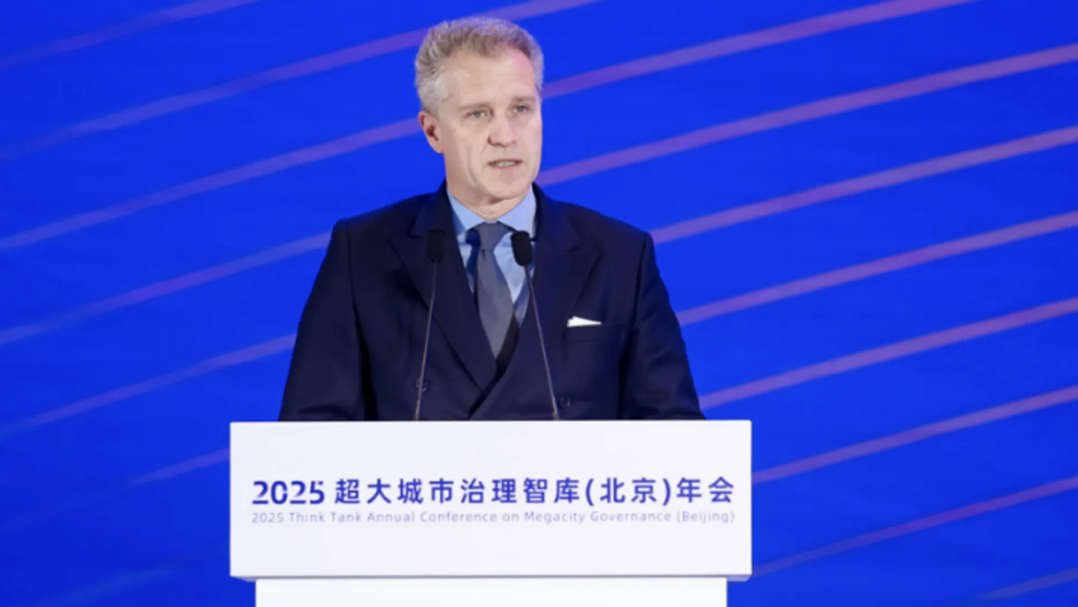 Bystron in Peking: Die veranstaltende Xinhua zitierte ihn, er erwarte in Zukunft eine verstärkte Zusammenarbeit in den Bereichen der Energieeffizienz, der Anpassung an den Klimawandel und der Digitali ...