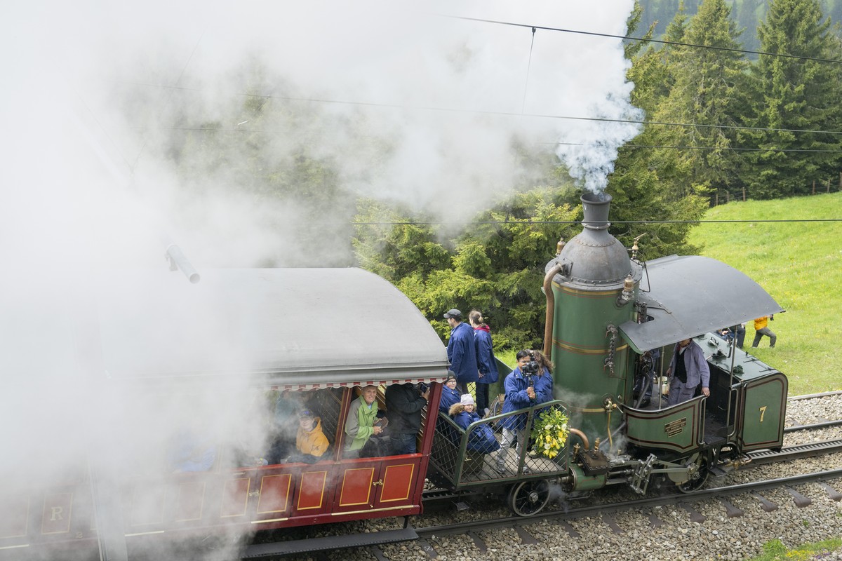 Die Dampf Lokomotive 7 faehrt nach Rigi Kulm, anlaesslich der Bergbahnparade des 150 Jahre Jubilaeums Wochenende der Arth Rigi Bahn auf Rigi Kulm, am Sonntag, 8. Juni 2025 in Goldau. (KEYSTONE/Urs Flu ...