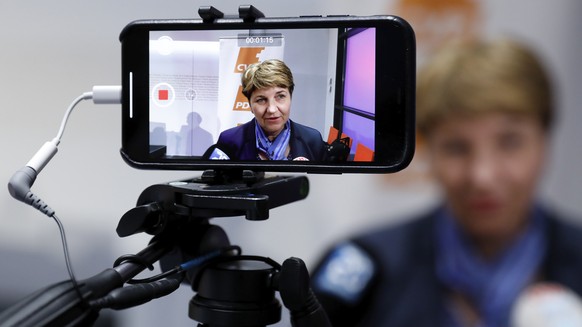 Die nominierte CVP-Bundesratskandidatin Viola Amherd beantwortet Fragen von Journalisten nach einer Medienkonferenz, am Freitag, 16. November 2018 in Bern. (KEYSTONE/Peter Klaunzer)