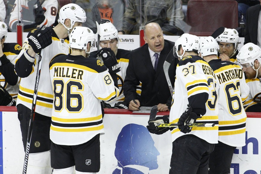 January 25, 2016: Boston Bruins head coach Claude Julien talks things over with his team during the NHL Eishockey Herren USA game between the Boston Bruins and Philadelphia Flyers at Well Fargo Center ...