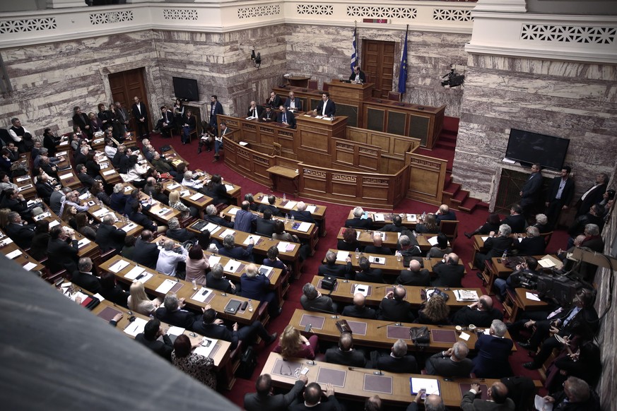 der griechische Premierminister und Kopf des linken Party Syriza spricht zu seinen Parteimitgliedern im Parlament von Athen.