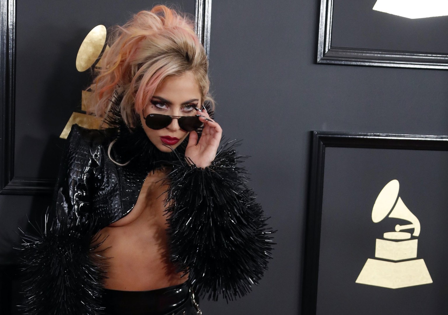 epaselect epa05790026 epa05789825 Lady Gaga arrives for the 59th annual Grammy Awards ceremony at the Staples Center in Los Angeles, California, USA, 12 February 2017. EPA/PAUL BUCK EPA/PAUL BUCK