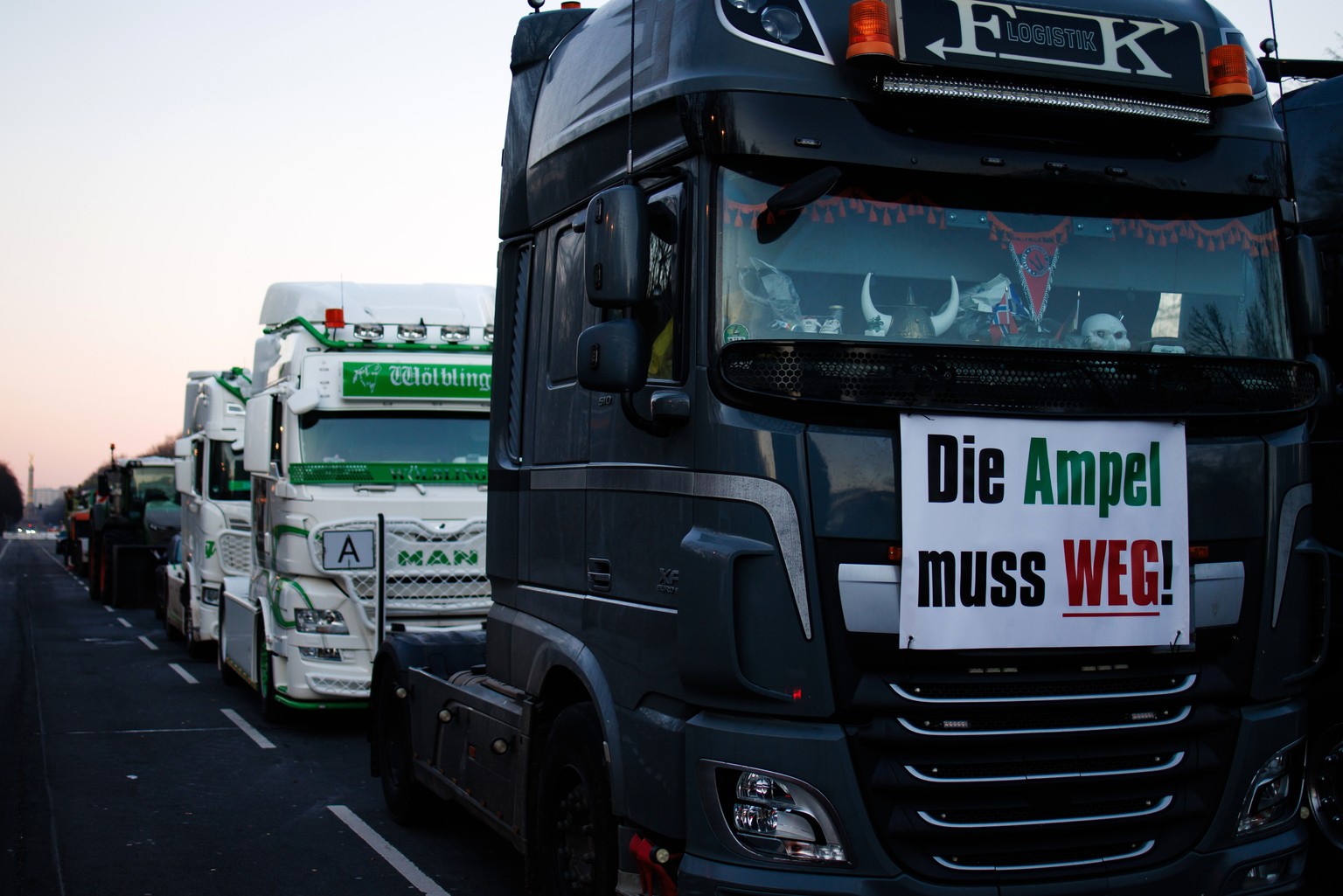 epa11065415 A truck is decorated with a banner reading &#039;The &#039;Ampel&#039; (German government traffic light coalition) must go!&#039; during a nationwide farmers&#039; strike, in Berlin, Germa ...