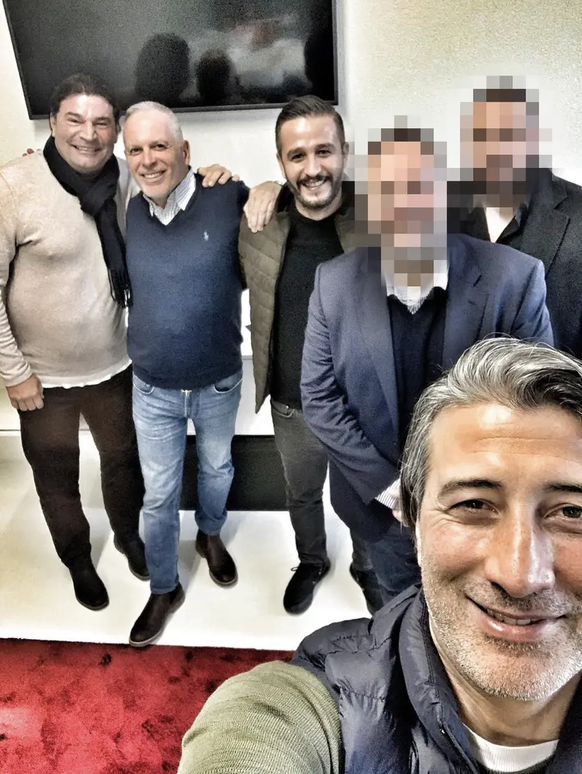 Trainer Murat Yakin mit dem Inhaber der Spieleragentur und Hells Angel Ertan Y. (beide verpixelt), dem damaligen FC-Schaffhausen-Präsident Roland Klein (hinten rechts) und daneben Giancarlo Tottoli, d ...