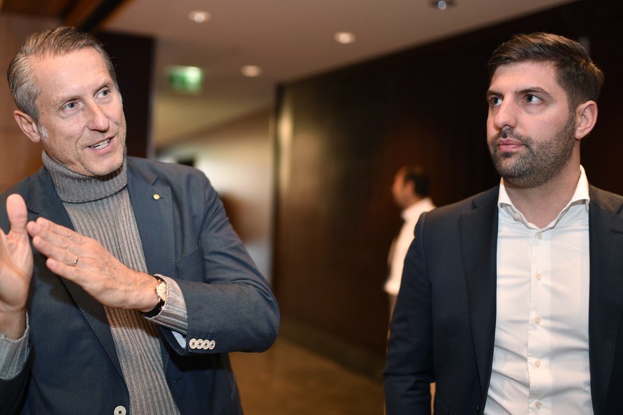 ARCHIVBILD ZU DEN MUTATIONEN BEI GC --- GC -Praesident Stephan Anliker, links, und GC-CEO Manuel Huber, rechts, verfolgen die Abstimmung um das Fussball-Stadion im Restaurant Metropol in Zuerich am So ...