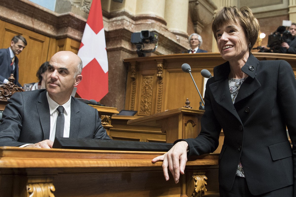 Bundesrat Alain Berset, links, und Nationalraetin Ruth Humbel, CVP-AG, verfolgen die Debatte an der Fruehlingssession der Eidgenoessischen Raete, am Dienstag, 28. Februar 2017 im Nationalrat in Bern.  ...