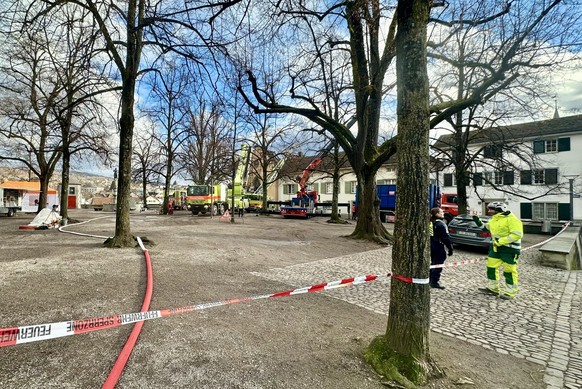 Der Lindenhof wurde von der Polizei grossräumig gesperrt. Der Dachstock des ausgebrannten Gebäudes ist stark einsturzgefärdet.