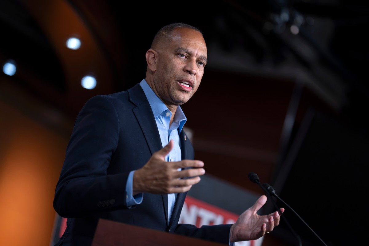 House Minority Leader Hakeem Jeffries, D-N.Y., discusses the war with Iran and the cost of living as he speaks to reporters at the Capitol in Washington, Monday, Aug. 31, 2026. (AP Photo/J. Scott Appl ...