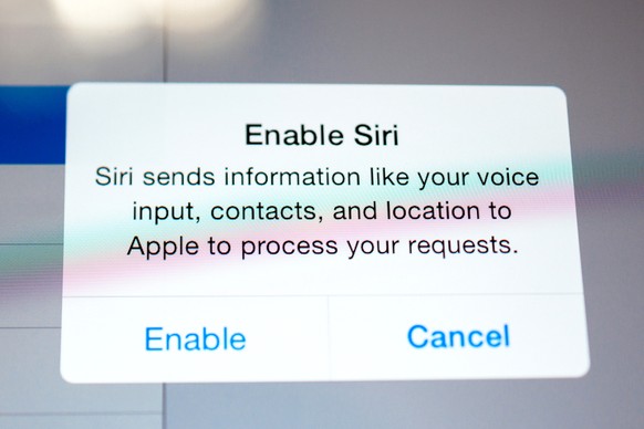Siri schickt deine Daten an Apple. Was Apple nicht explizit offenlegt, ist, dass externe Angestellte Teile der Aufzeichnungen auswerten.