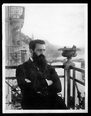 Theodor Herzl auf dem Balkon des Basler Hotels «Les Trois Rois» im Jahr 1901.