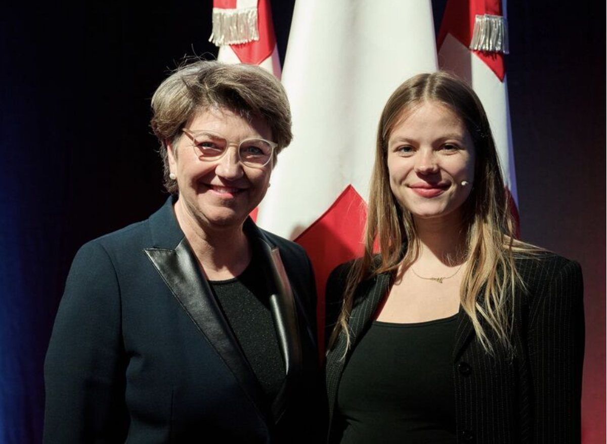 Yaël Meier (rechts) mit Verteidigungsministerin Viola Amherd.
