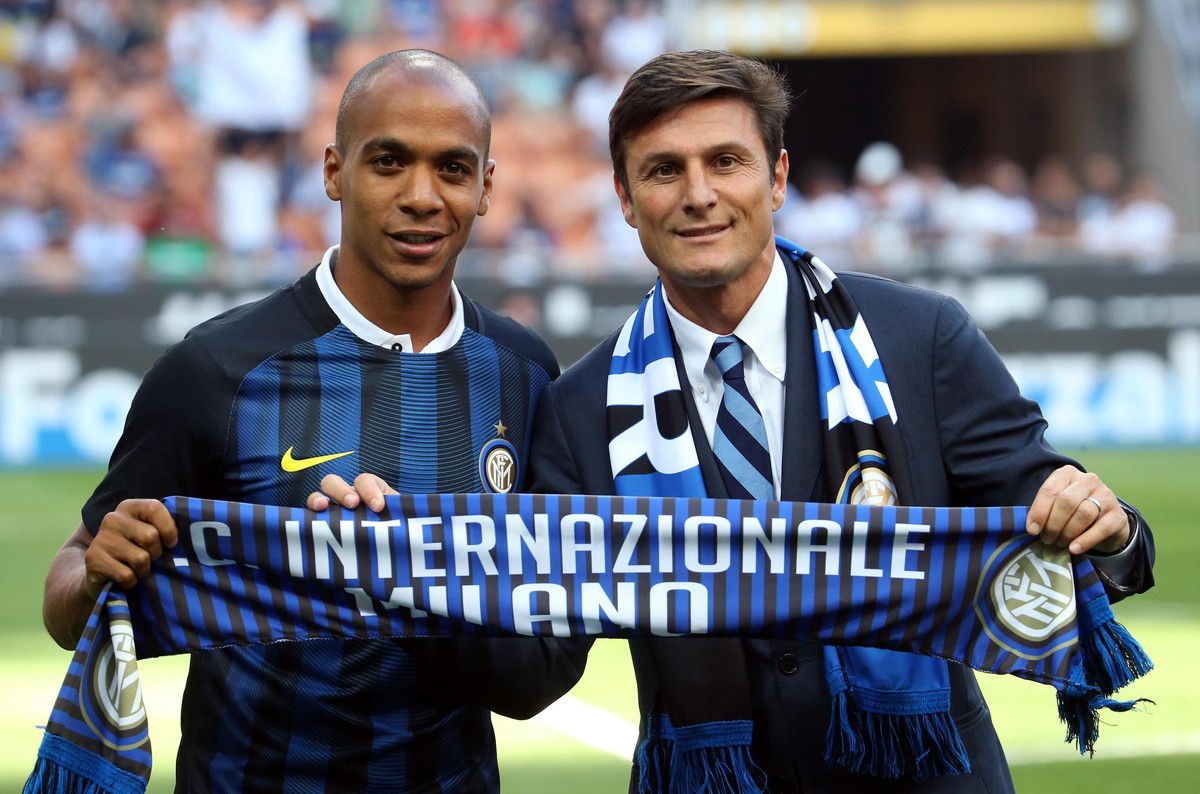 New Inter Milan Portoguese midfielder Joao Mario, left, poses with team's vice president Javier Zanetti prior to a Serie A soccer match between Inter Milan and Palermo, at the Milan San Siro stad ...