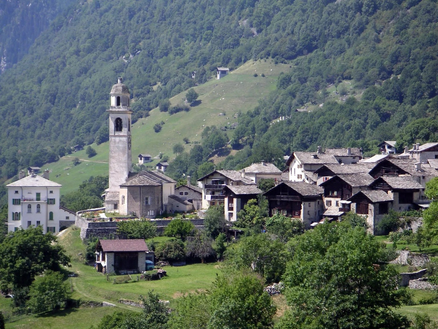 Blick auf die Kirche San Lorenzo und das Dorf Soglio.
https://commons.wikimedia.org/wiki/File:Soglio_San_Lorenzo_02.jpg#/media/File:Soglio_San_Lorenzo_02.jpg