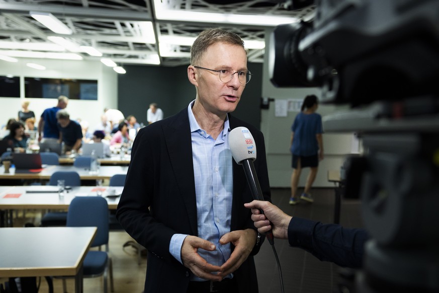Daniel Lampart, Chefoekonom und Co-Sekretariatsleiter SGB, gibt ein Interview waehrend der ausserordentlichen Delegiertenversammlung des Schweizerischen Gewerkschaftsbundes SGB, am Donnerstag, 20. Aug ...