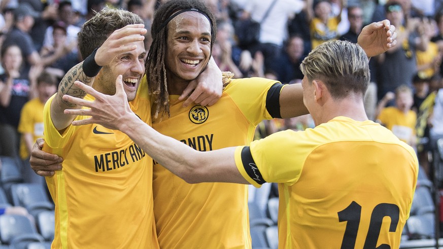 YBs Miralem Sulejmani, Kevin Mbabu und Christian Fassnacht, von links, feiern den Treffer zum 2:0 im Fussball Meisterschaftsspiel der Super League zwischen den Berner Young Boys und dem FC Lausanne-Sp ...