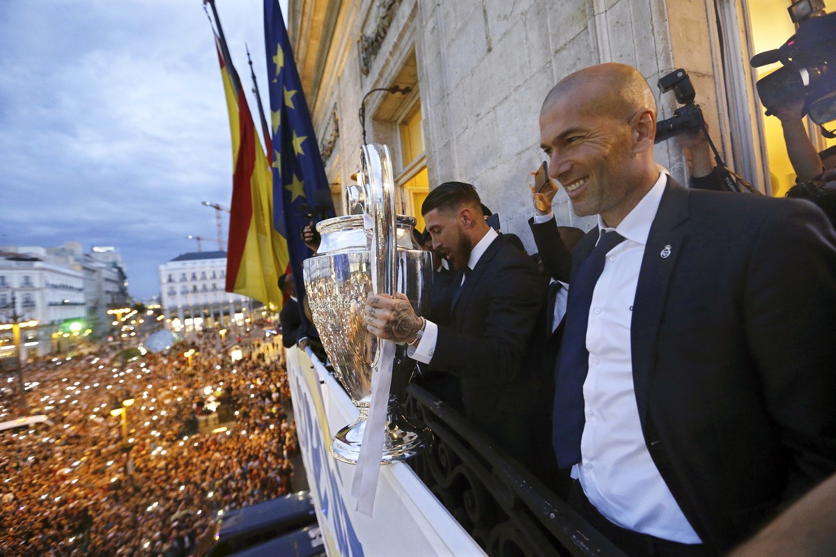 epa06775335 (FILE) - Real Madrid's Sergio Ramos (C) holds the Champions League trophy next to his coach Zinedine Zidane (R) on the balcony of the Madrid Autonomous Government headquarter in Madri ...