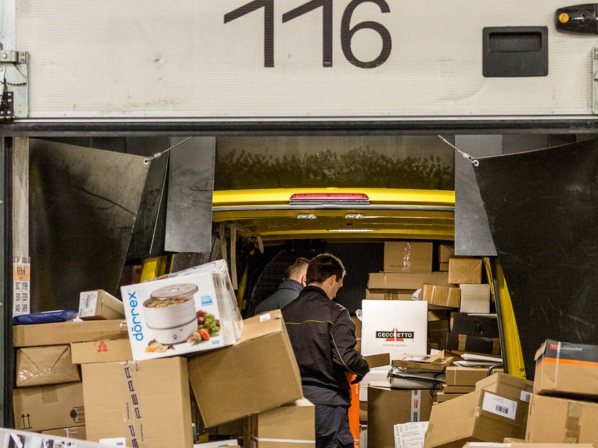 Unterwegs mit dem Paket-Pöstler Stefan „Tschudi“ Bütler auf seiner Route durch Muri kurz vor Weihnachten.
Im Bild: Im Verteilzentrum Mägenwil beginnt um 5.30 Uhr die Arbeit: Pakete, die von der Vertei ...