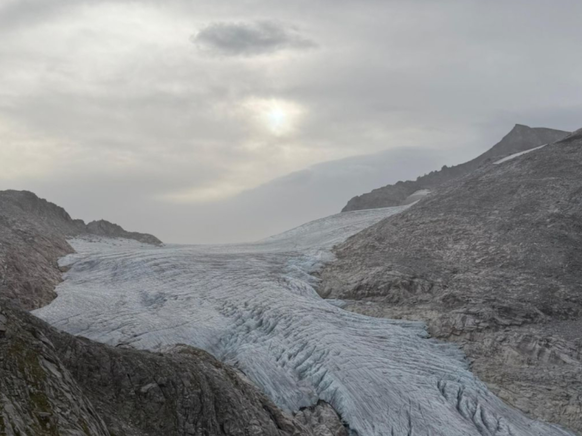 Die Graterhebung links vom Gletscher ist jetzt wieder namenlos.