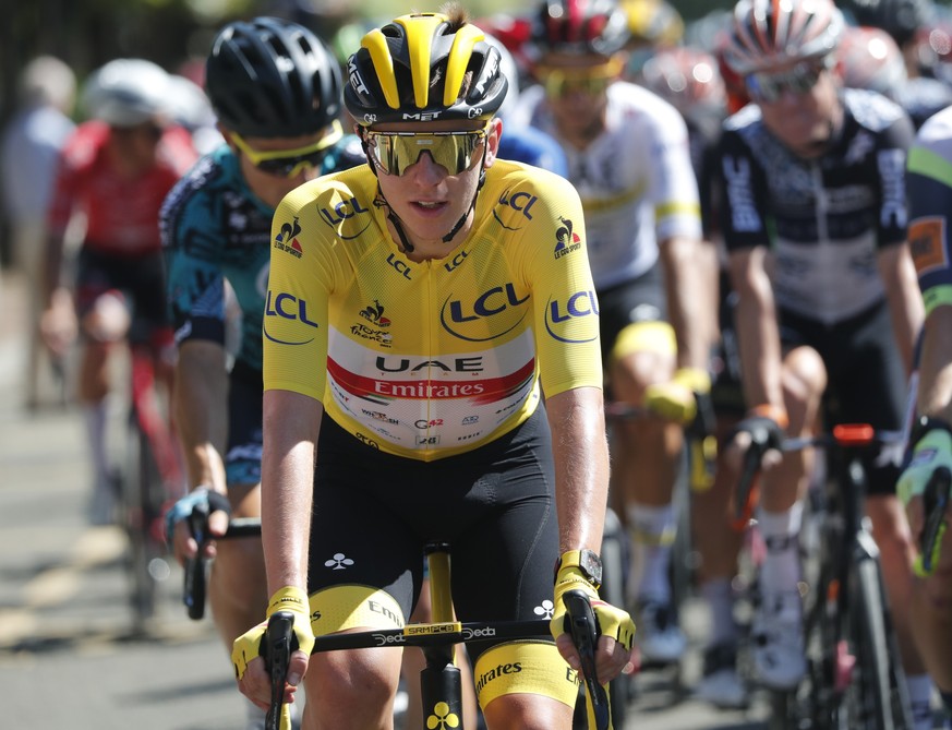 epa09351969 Slovenian rider Tadej Pogacar of the UAE-Team Emirates wears the overall leader&#039;s yellow jersey at the start of the 21st stage of the Tour de France 2021 over 108.4 km from Chatou to  ...