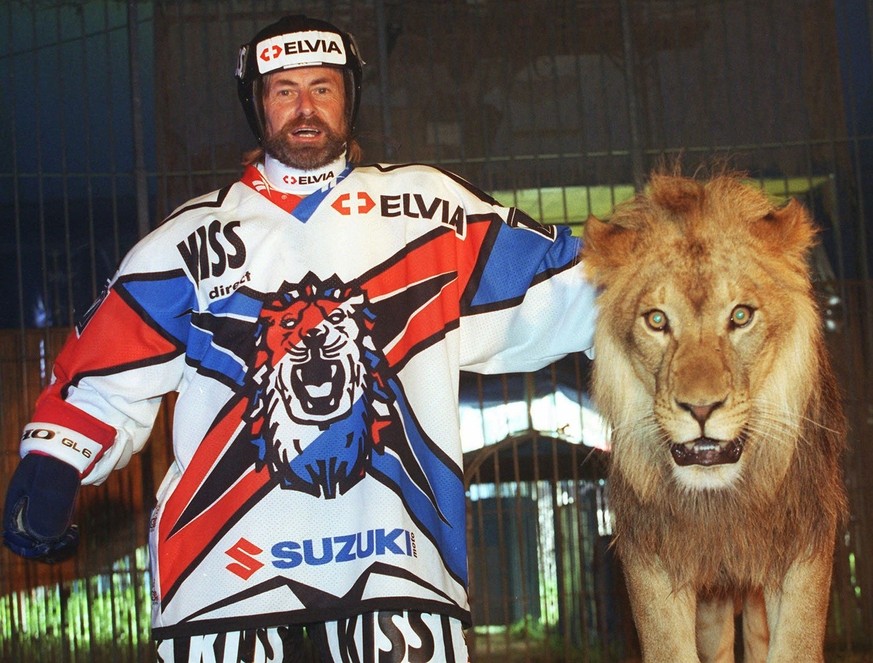 Das neue Tenue der ZSC Lions mit &quot;Cecilio&quot; dem Maskottchen, am Donnerstag 4. September 1997, in Windisch anlaesslich der Medienkonferenz, wo der neue ZSC vorgestellt wurde. (Keystone/Michele ...