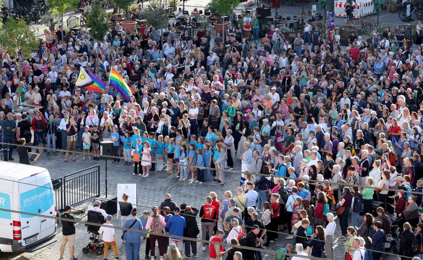 07.09.2026, Mecklenburg-Vorpommern, Rostock: Teilnehmer der Aktion "Dafür! Gemeinsames Singen für Demokratie" haben sich auf dem Neuen Markt versammelt. Die Theater in Mecklenburg-Vorpommern ...