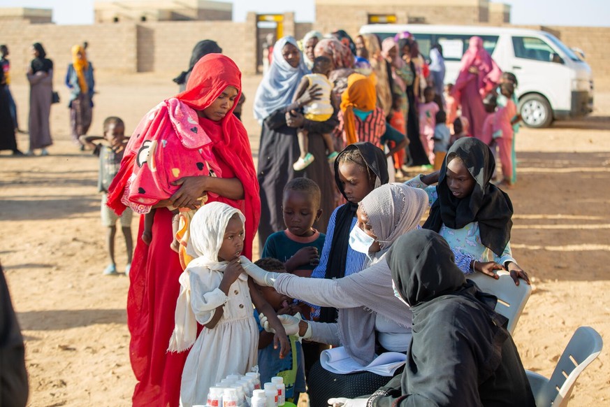 Displaced children are screened for malnutrition during the UNICEF integrated health, nutrition, and WASH campaign at Alnahda gathering point, River Nile state.

At the internally displaced people’s g ...