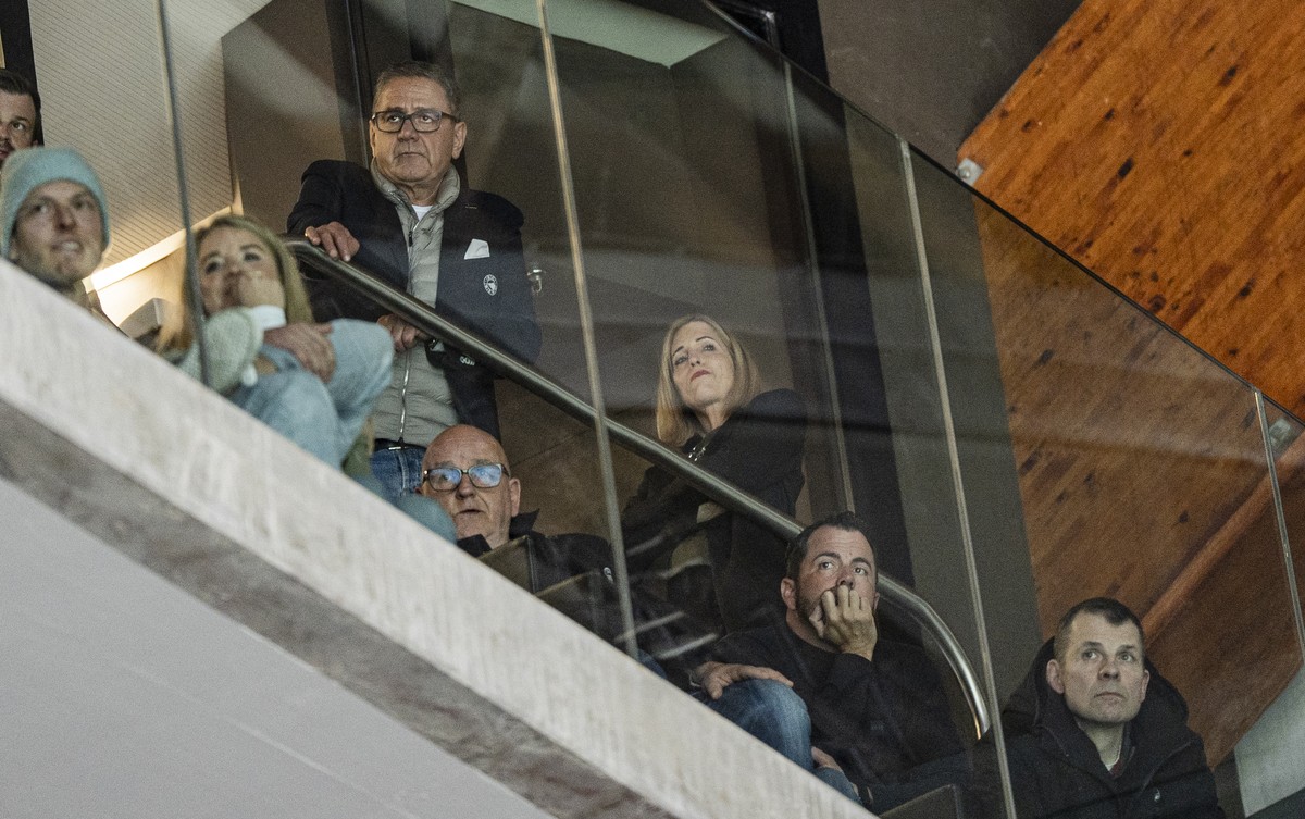 VR-Praesident SCB, Marc Luethi, 4. v.l und Martin Pluess, Sportdirektor SCB, rechts im siebten Eishockey Playoff Viertelfinalspiel der National League zwischen dem SC Bern dem HC Fribourg-Gotteron, am ...