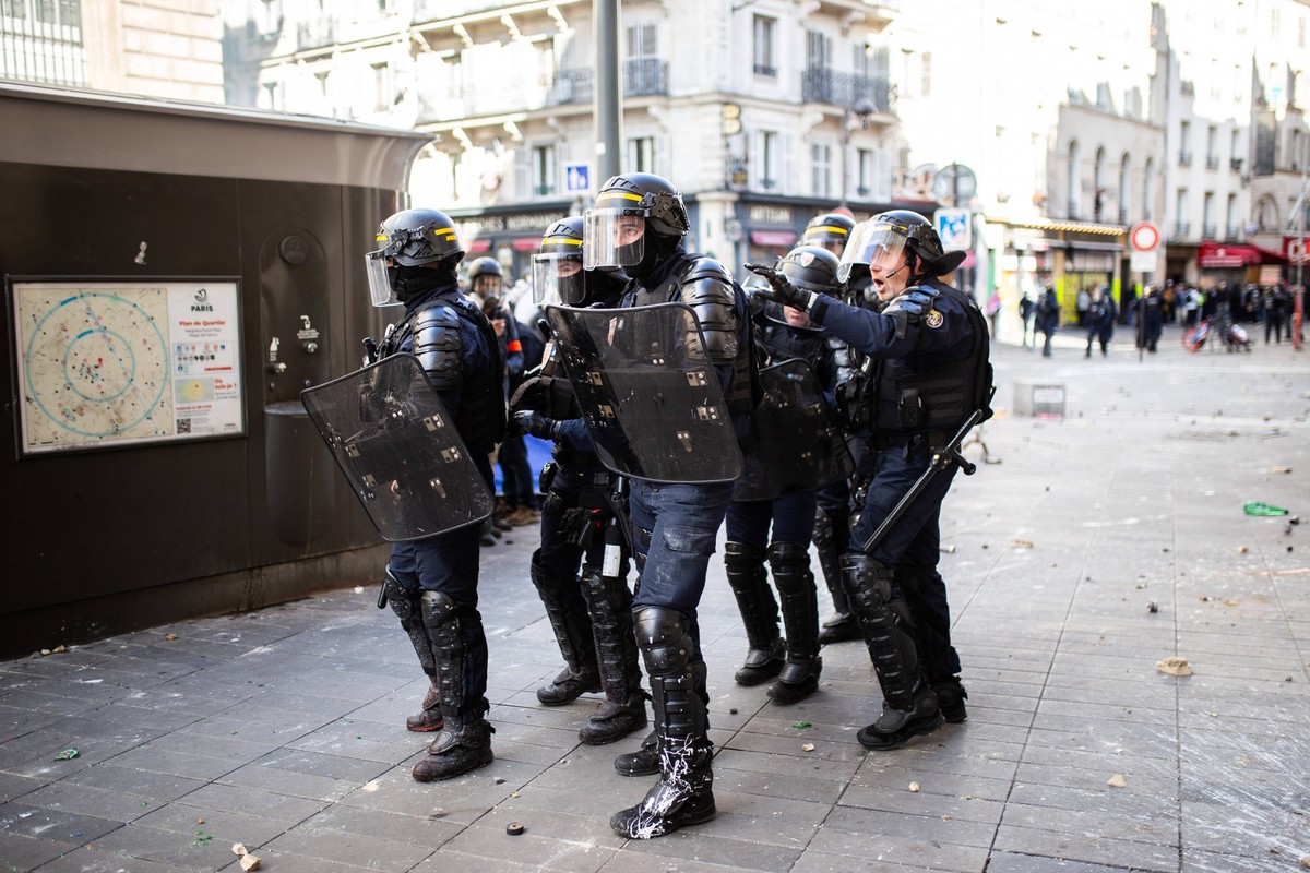 Police clash with protesters during demonstration in Paris PARIS, FRANCE - OCTOBER 17: Police clash with protesters during a demonstration amid a nationwide mobilisation over rising living costs, fuel ...