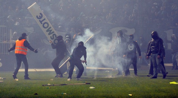 Das Athener Derby wird zum Schlachtfeld der Fan-Gruppen.