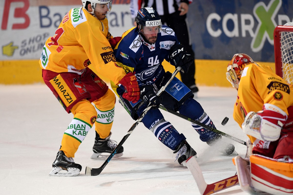 Tiger's player Miro Zryd, Ambri's player Peter Guggisberg and Tiger's goalkeeper Ivars Punnenovs, from left, during the preliminary round game of National League A (NLA) Swiss Champions ...