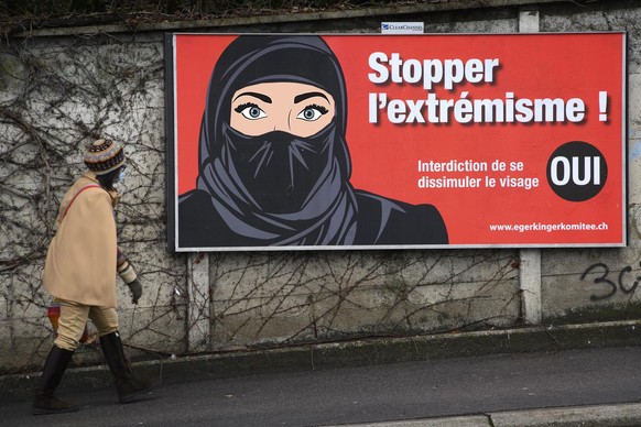Une affiche du comite "egerkinger komitee" mentionnant "Stopper l'extremisme !" et invitant a voter oui a l' initiative d' interdiction de se dissimuler le visage ph ...