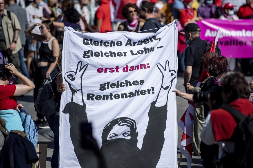 Tausende Personen anlaesslich einer Demonstration, am Samstag, 18. September 2021, in Bern. Nach dem Motto Haende weg von unseren Renten, AHV21- so nicht, demonstrieren Teilnehmer gegen den Rentenabba ...