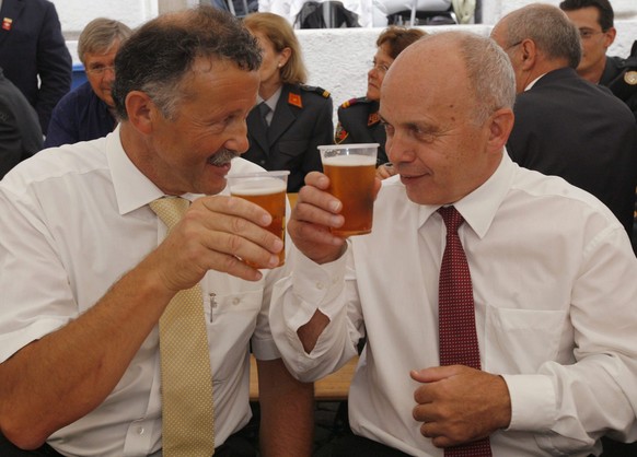 Bundesrat Ueli Maurer, rechts, und der Langenthaler Stadtpraesident Thomas Rufener, links, toasten sich zu beim Schweizerischen Miliz- und Militaeranlass "Sicherheit - Herkunft mit Zukunft"  ...